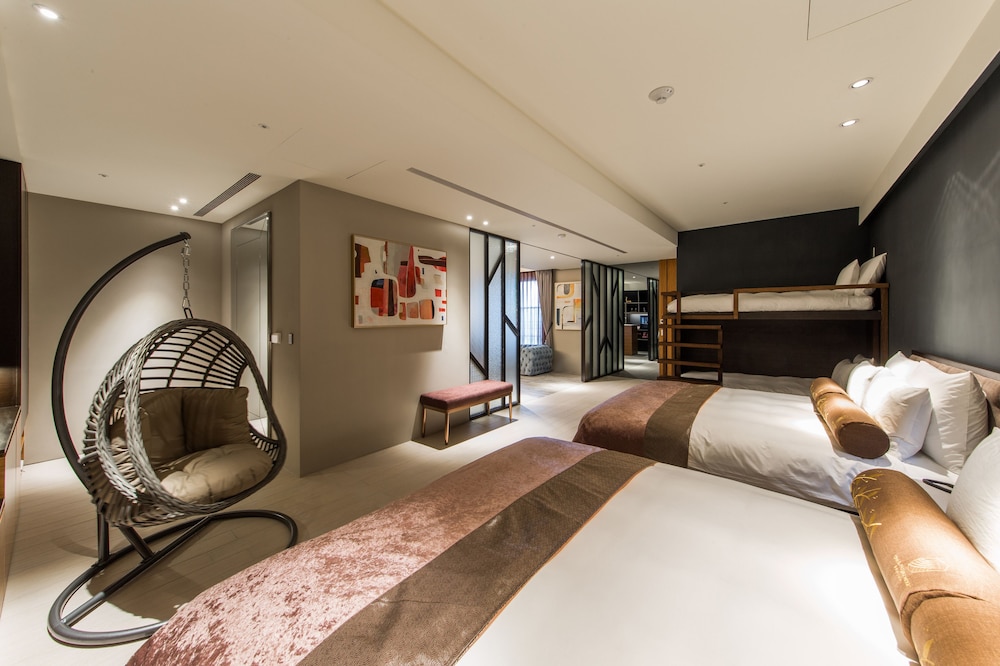 FAMILY SUITE, CASTLE