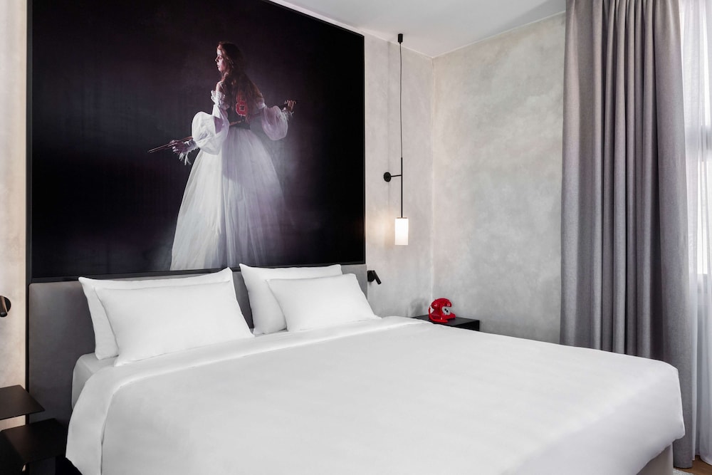 Radisson RED Madrid (ex. Paseo del Arte) 24/70