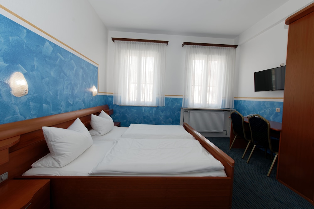 ROOM, TRIPLE, MULTIPLE BEDS