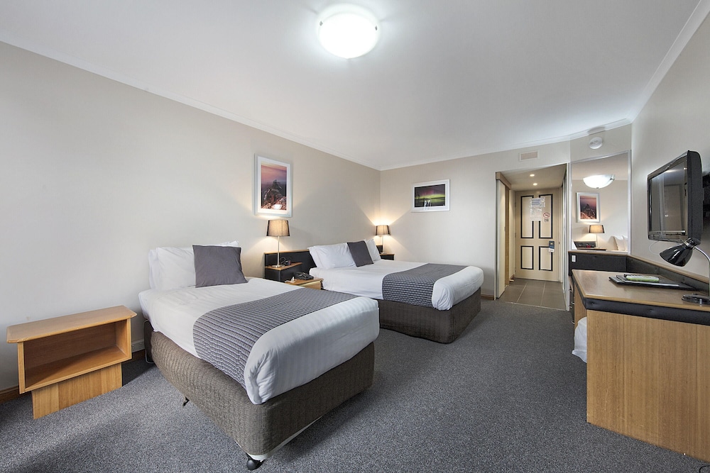 Commodore Regent Hotel 37/63