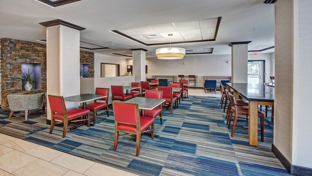 Holiday Inn Express Hotel Suites Cookeville 57/73
