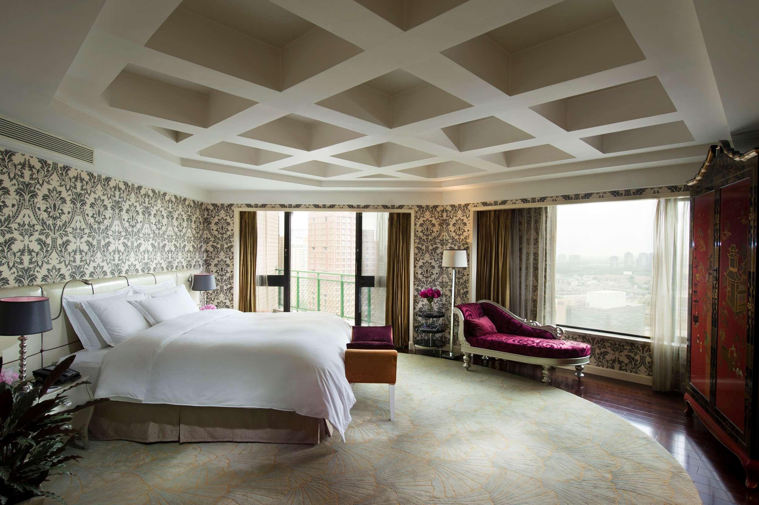 AMBASSADOR, SUITE, KING BED