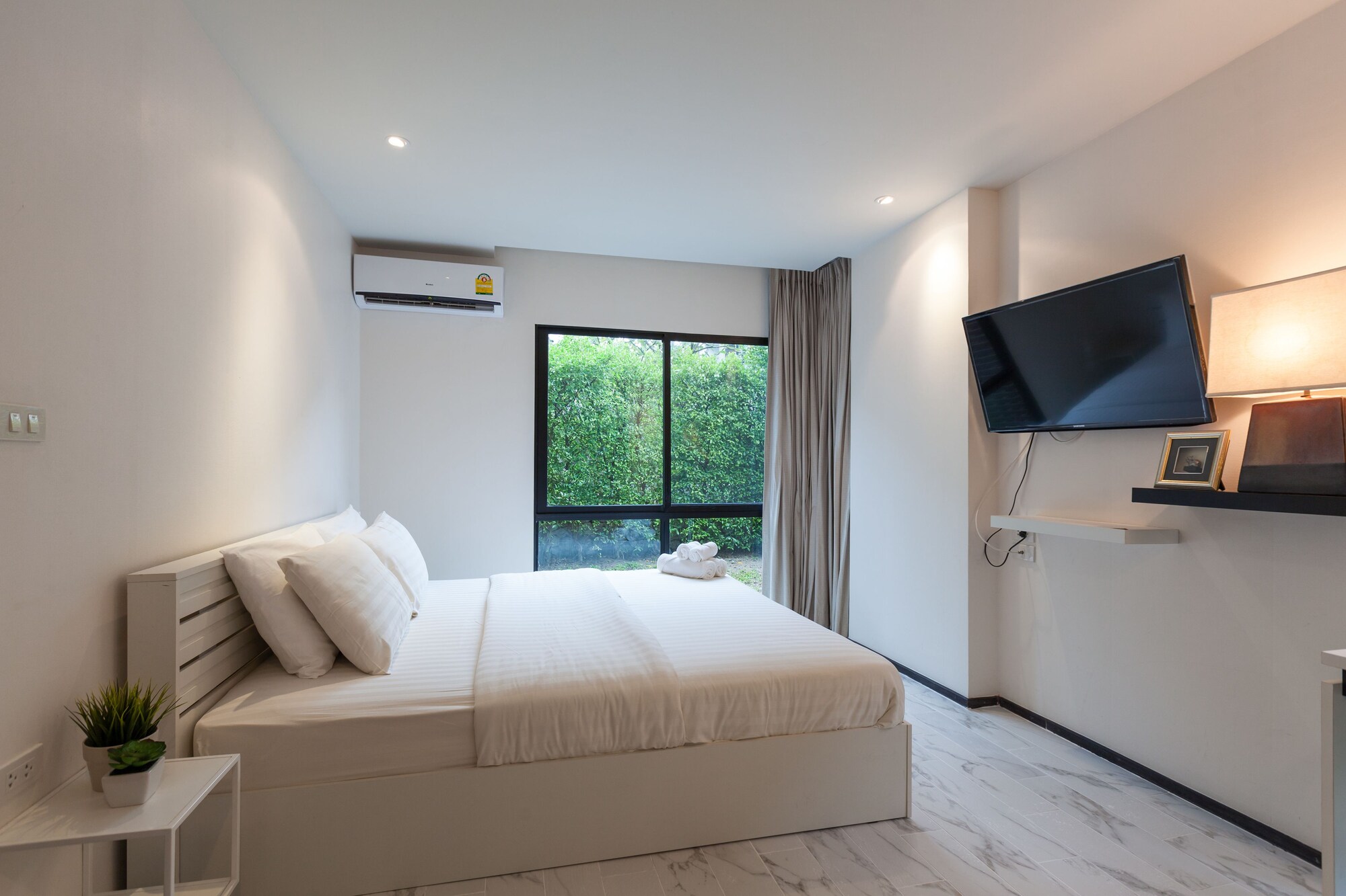 SUITE, POOL ACCESS
