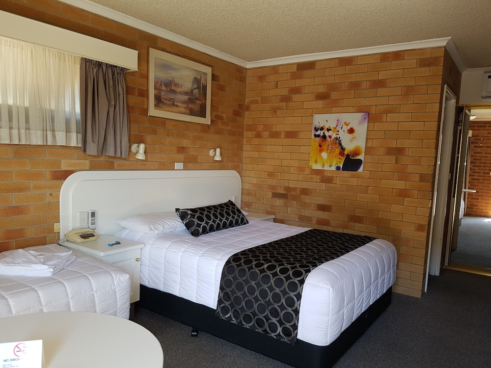 COUSINS MOTOR INN 20/62