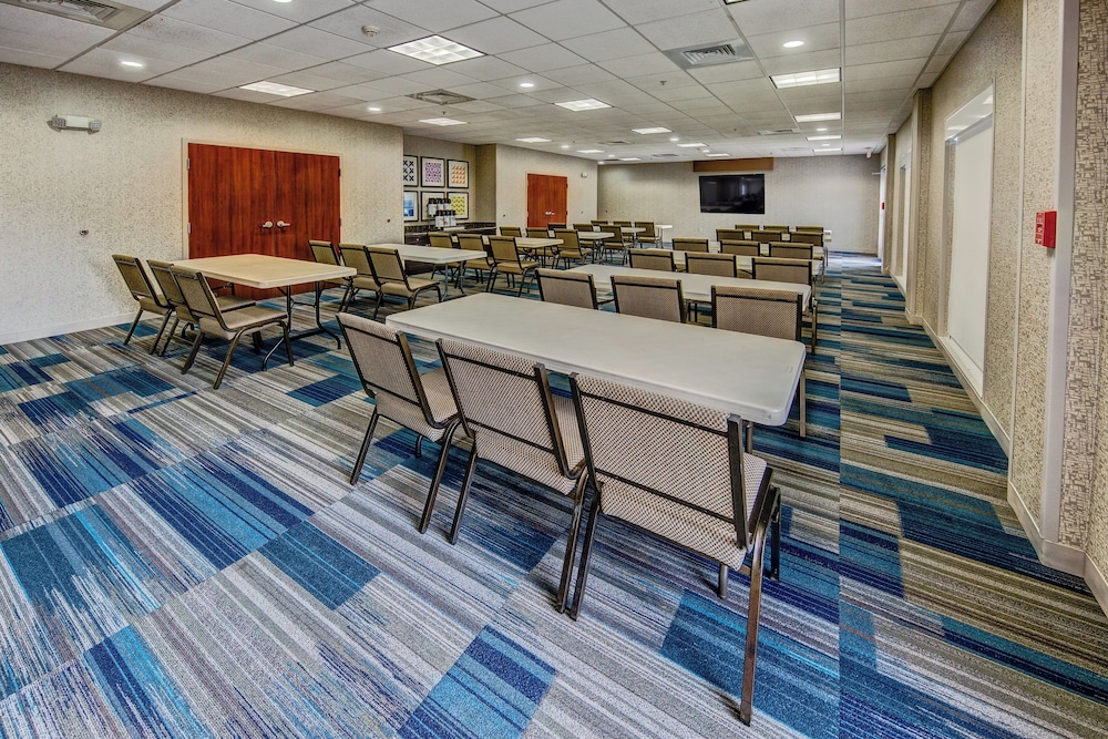 Holiday Inn Express Hotel Suites Cookeville 58/73