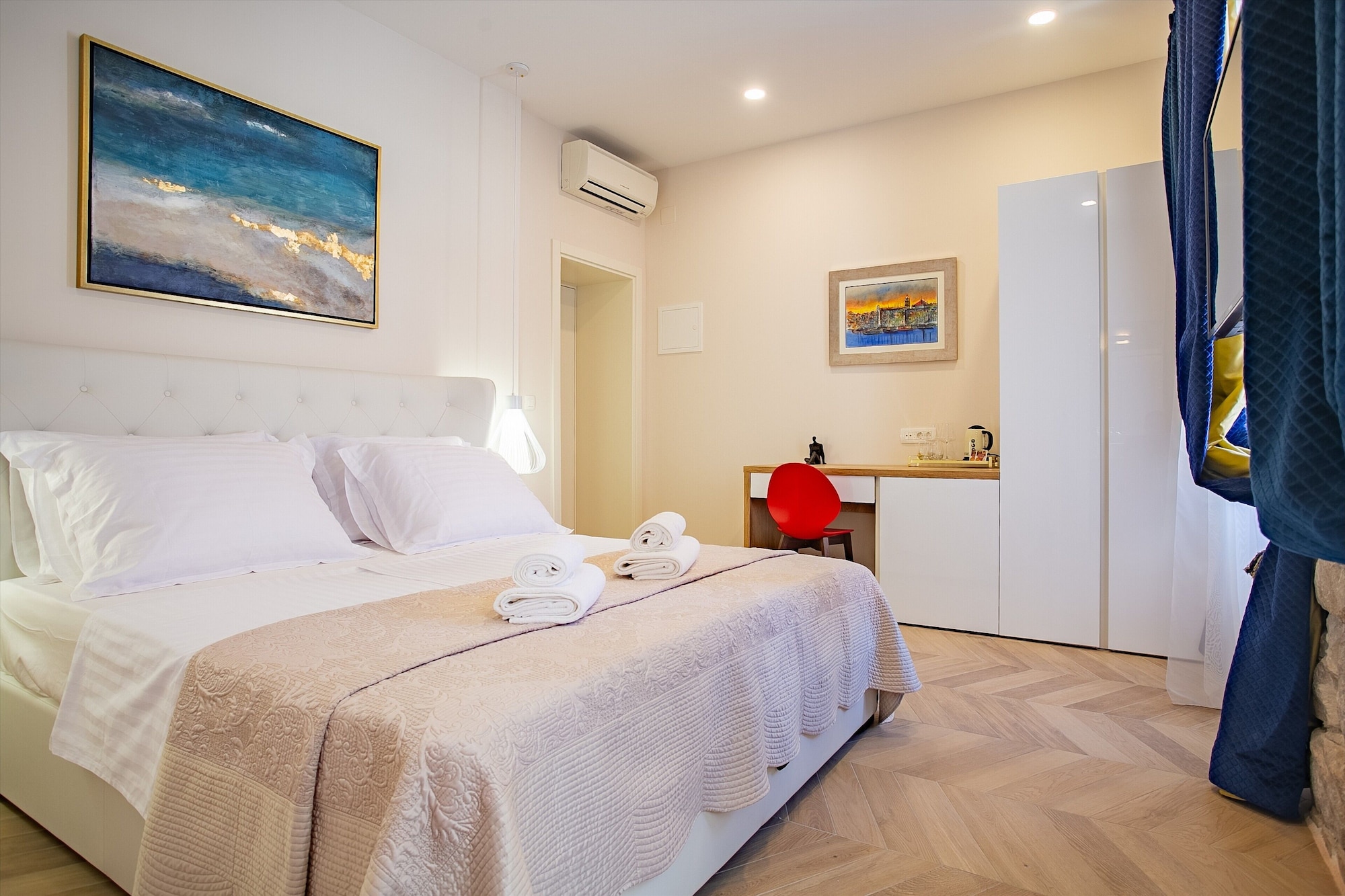 City, King Bed