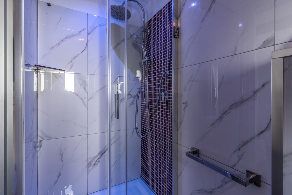 غرفة مفردة، Tritone Top House 8/8