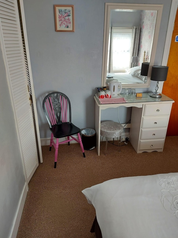 The Hilary Guest House 28/43