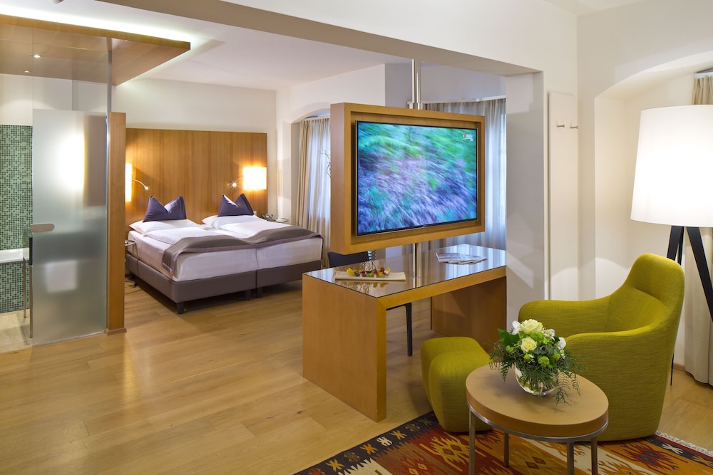 Suite, King Bed, 2 Bathrooms, Sofa