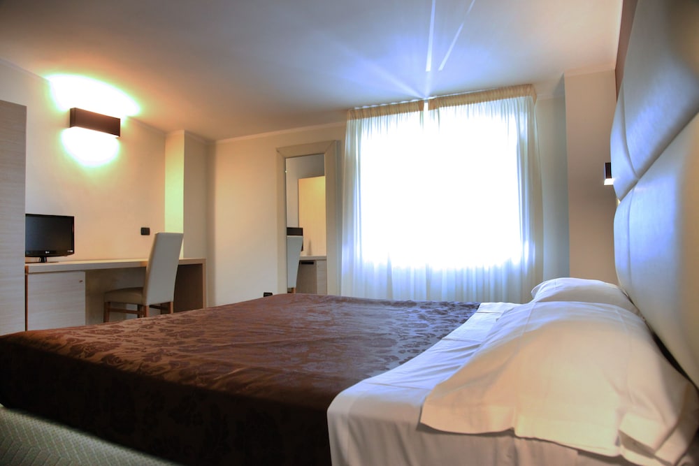 Hotel Sogni D Oro Airport Formerly Hotel Morgan 10/47