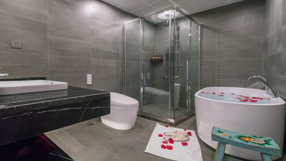 Lize Graceland Artistic Suite Inn 48/50