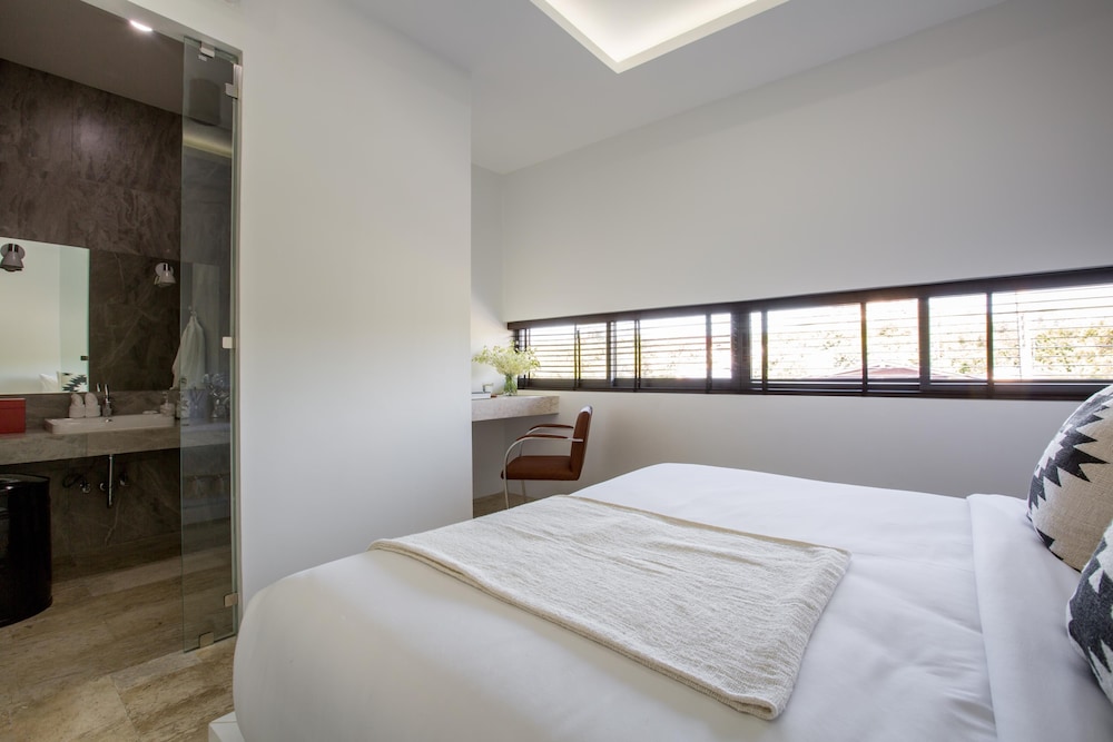 SKYE BEACH HOTEL 12/50