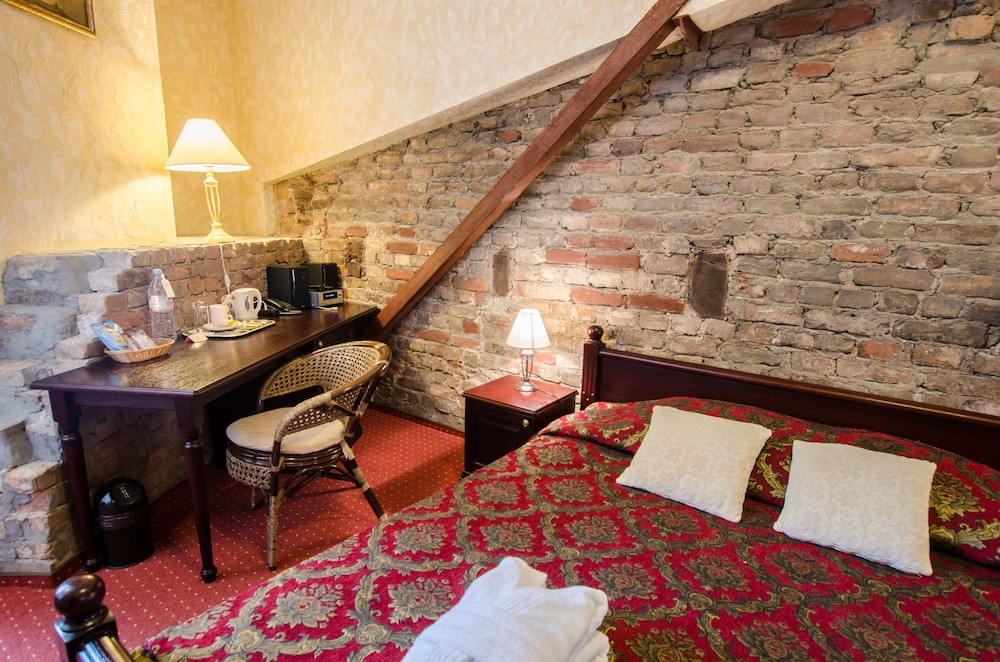 Monte Kristo Hotel 70/95