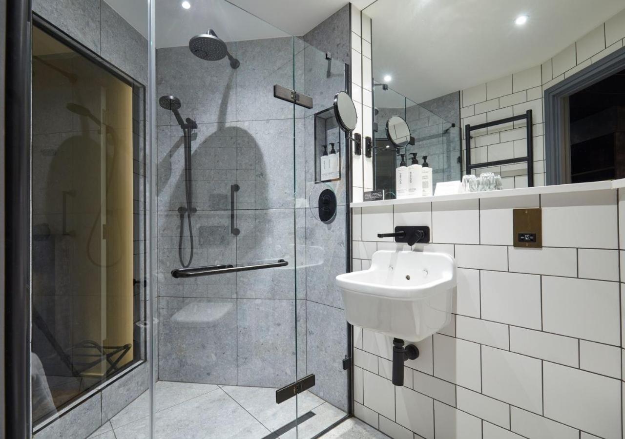 غرفة بسرير كينج مع أريكة، voco Manchester - City Centre, an IHG Hotel 8/8
