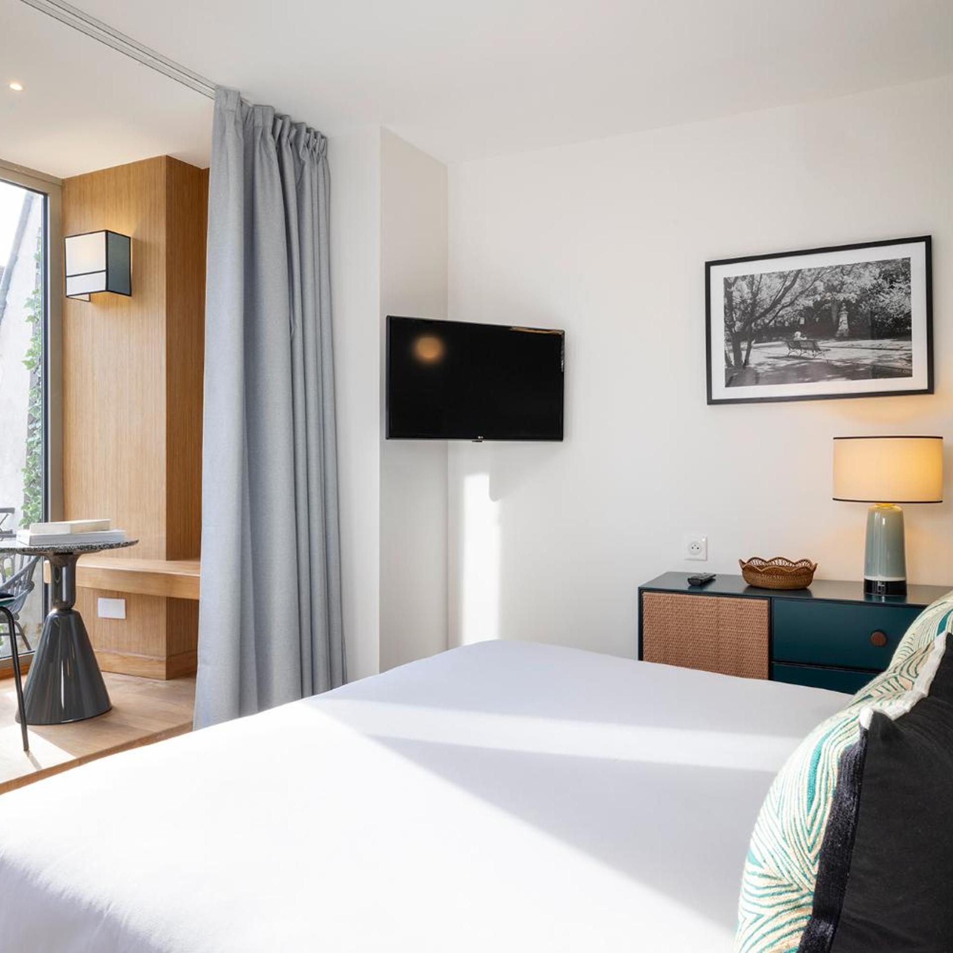جناح جونيور، HOTEL DE SUEZ 4/6