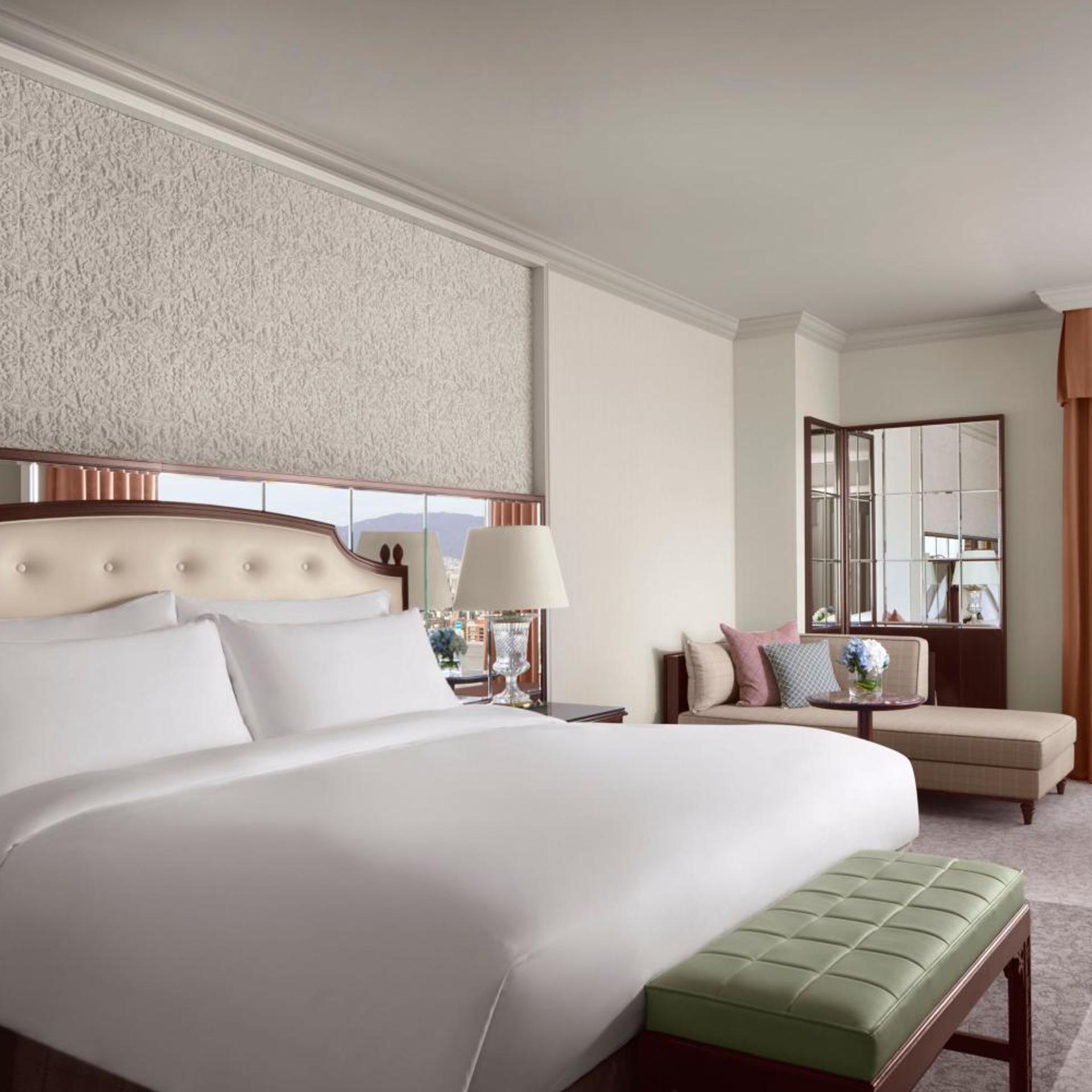 Guest Room, Deluxe, King Bed, City View, Club Floor