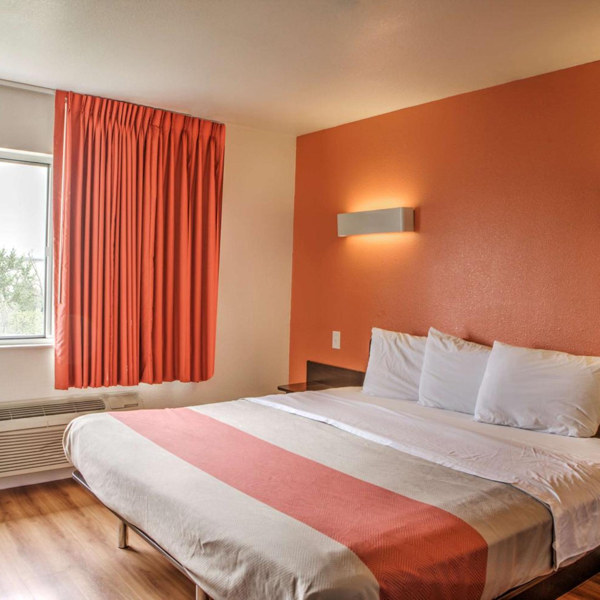 SUITE, QUEEN BED