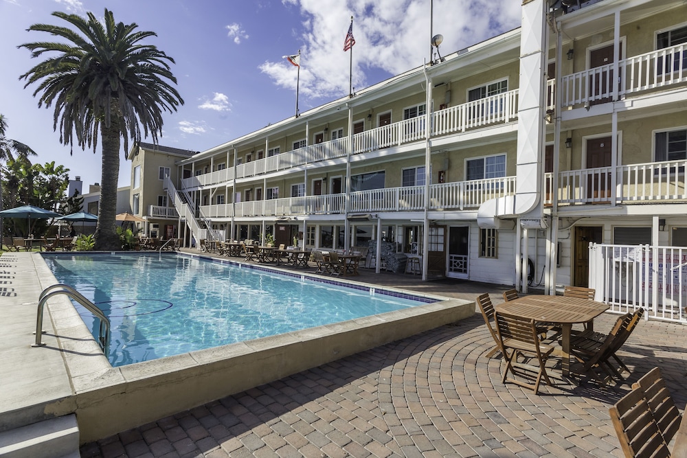 Cliff House Inn 67/71