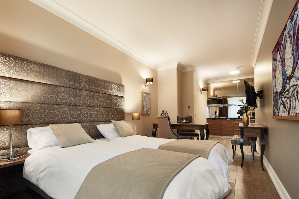 LUXURY, DOUBLE OR TWIN BED