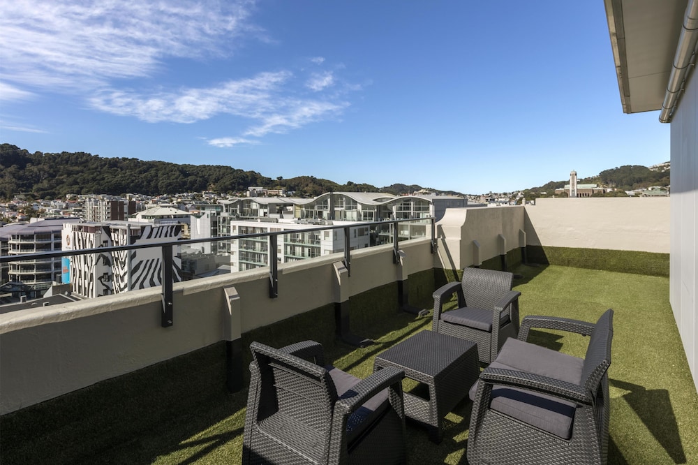 Oaks Wellington Hotel 69/73