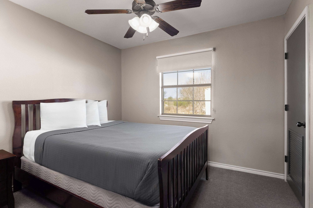 1 Bedroom, Suite, King Bed