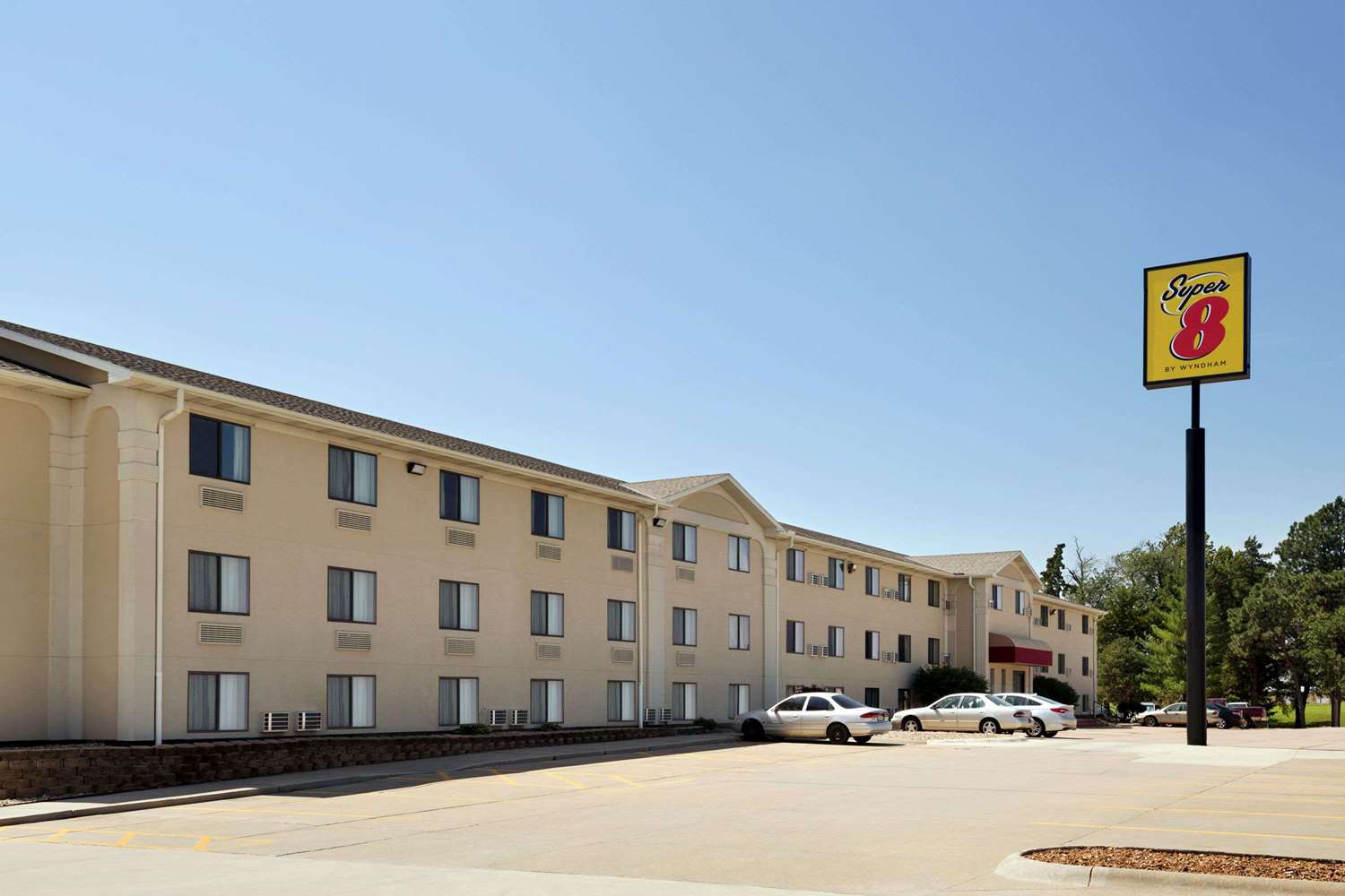 Super 8 by Wyndham Lincoln North 25/32
