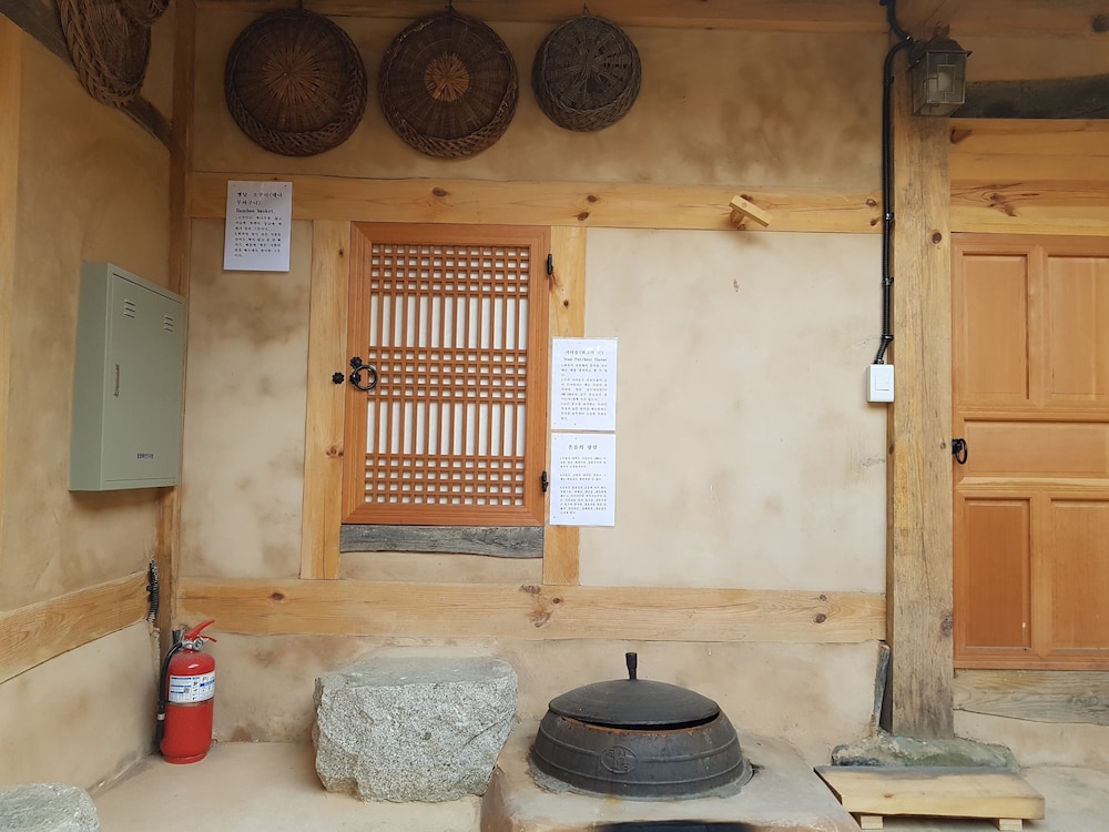 Jukheon Traditional House 50/50