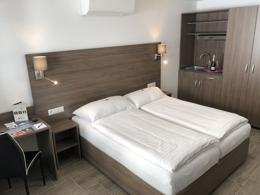 Hotel Konig 10/71