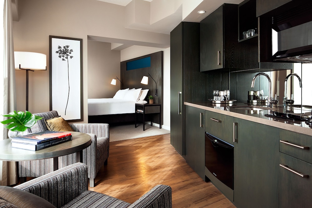 One King West Hotel Residence 58/63