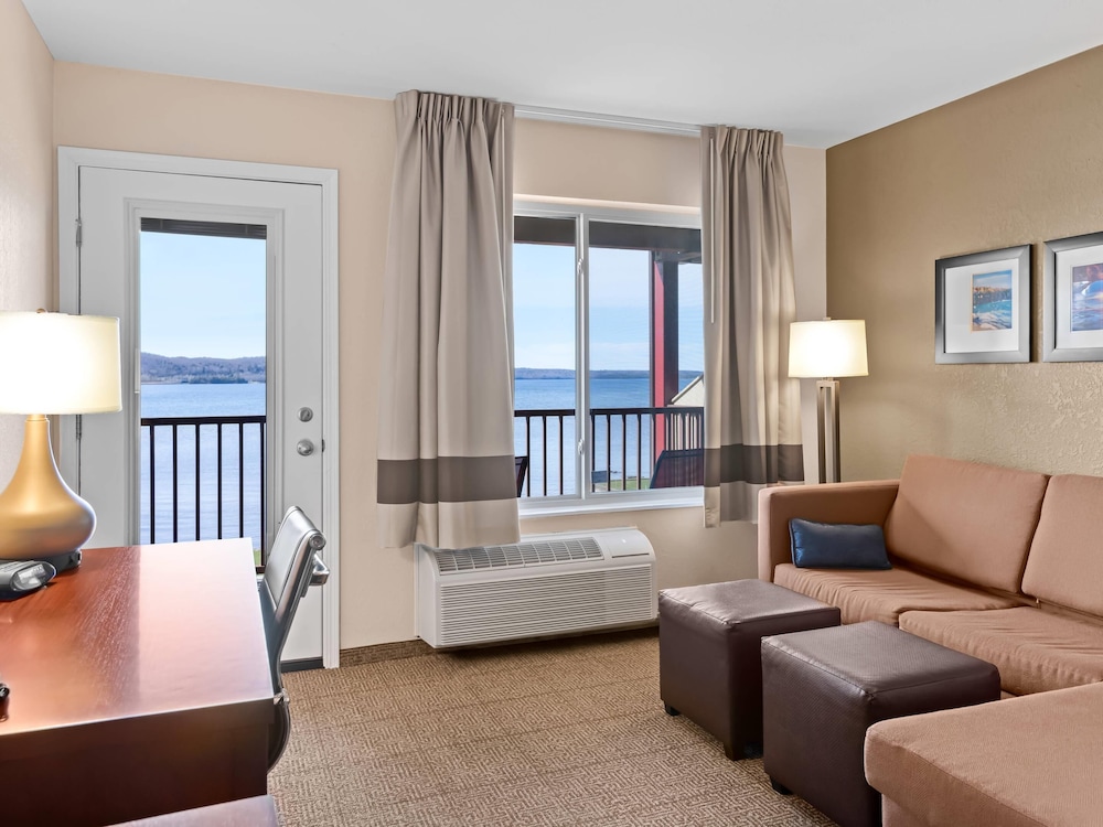 Comfort Inn and Suites Munising - Lakefront 27/49