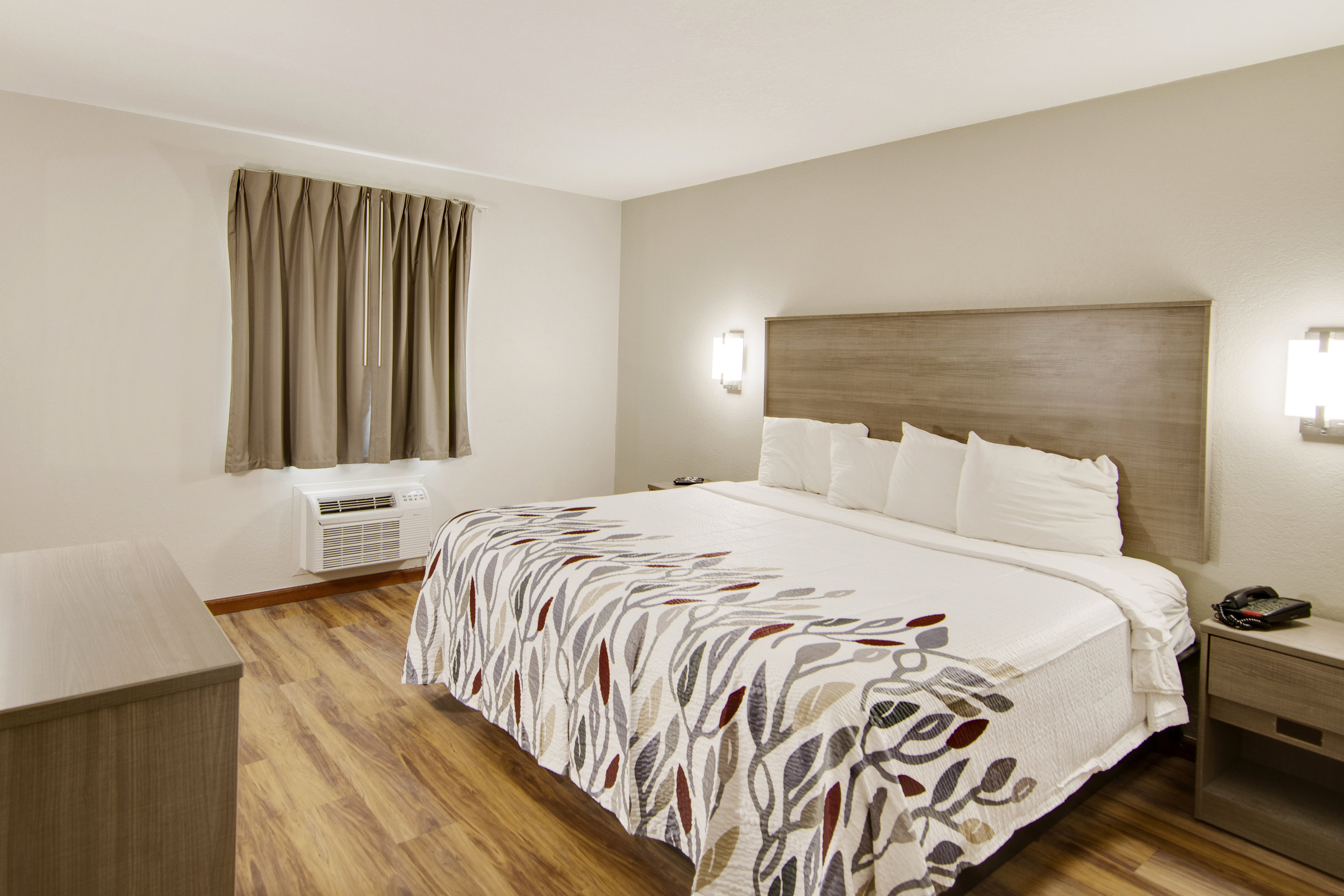 SUITE, KING BED, KITCHEN