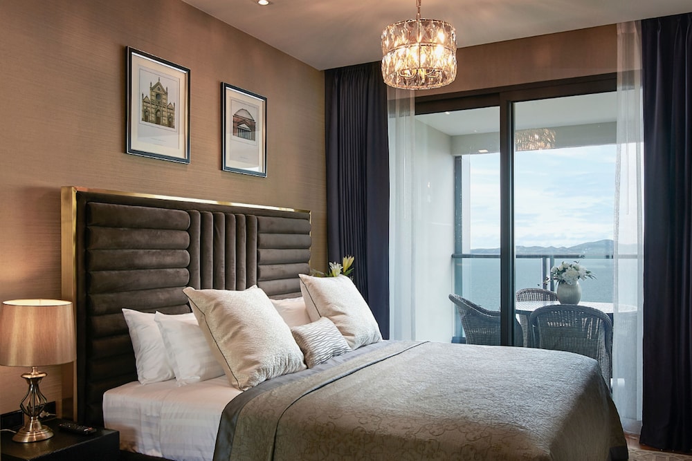 2 Bedrooms, Penthouse, Suite, 2 King Beds, Sea View