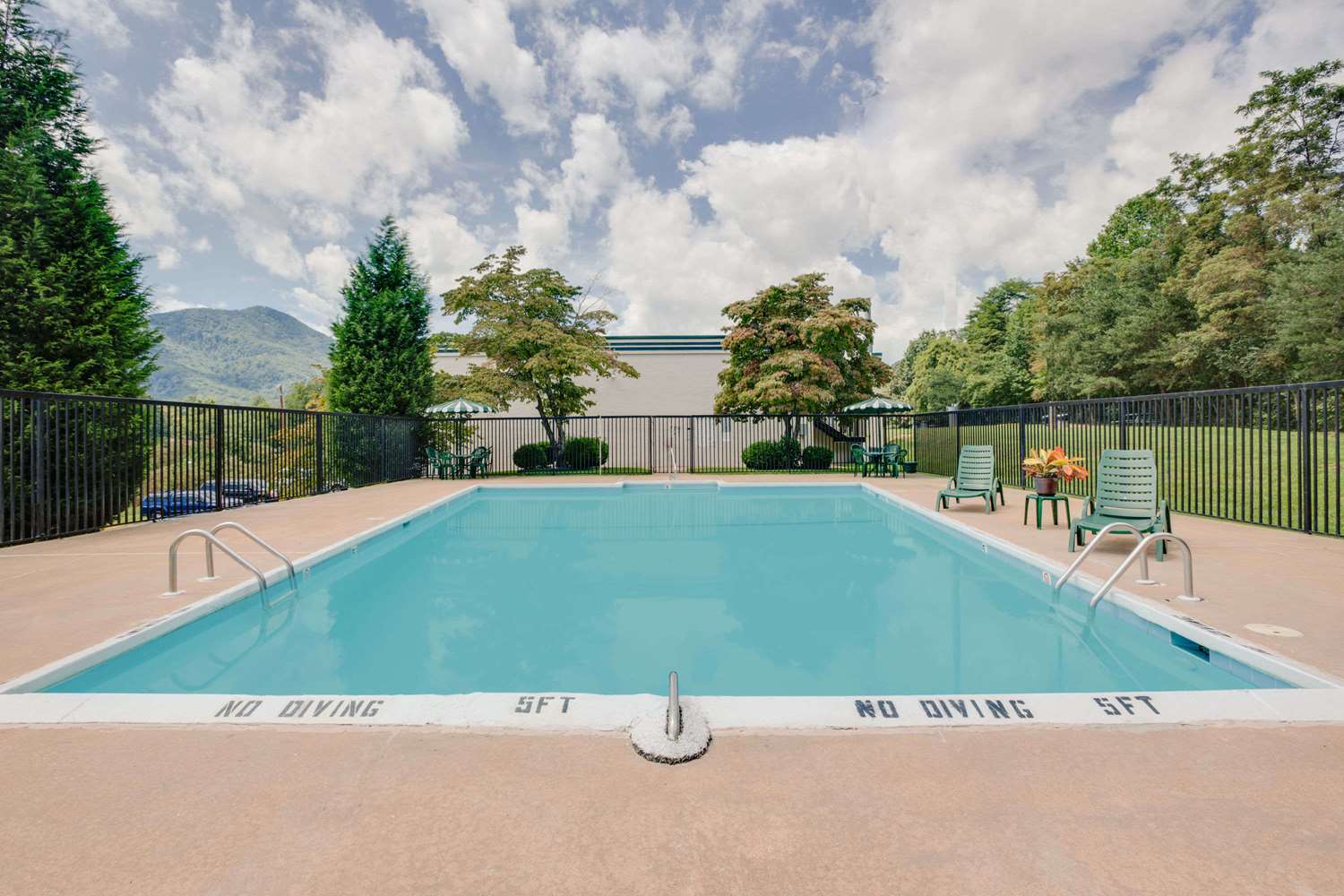 Days Inn by Wyndham Asheville West 3/7