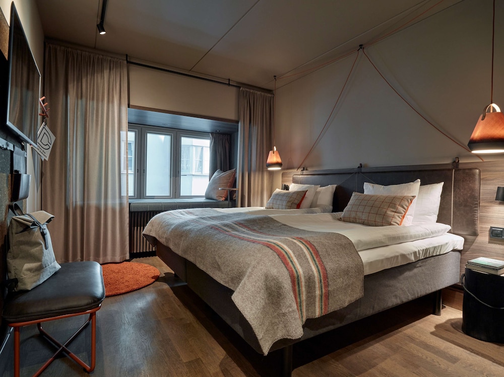 ROOM, TWIN BEDS