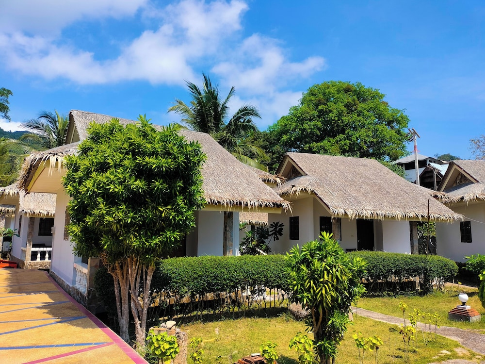 Phuwadee Resort And Spa 32/48