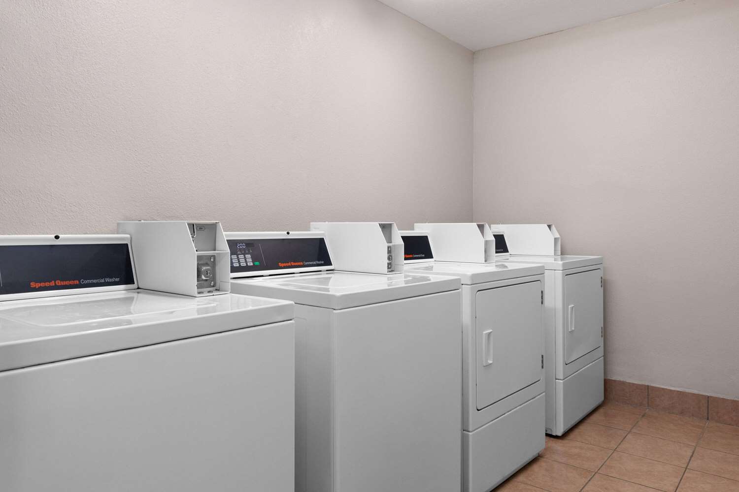 Days Inn & Suites by Wyndham Indianapolis Airport East 21/28