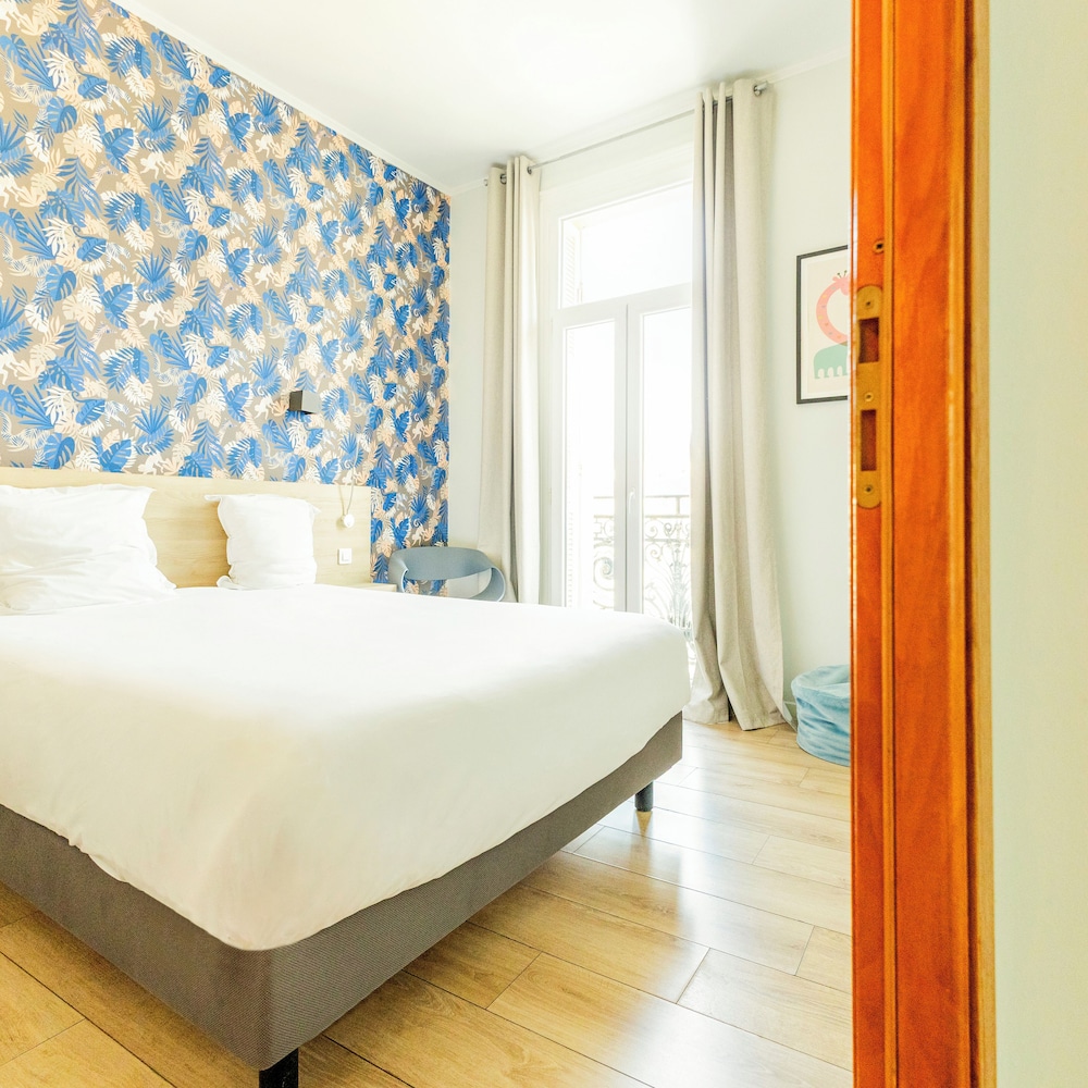 SUPERIOR, QUEEN BED, CITY VIEW