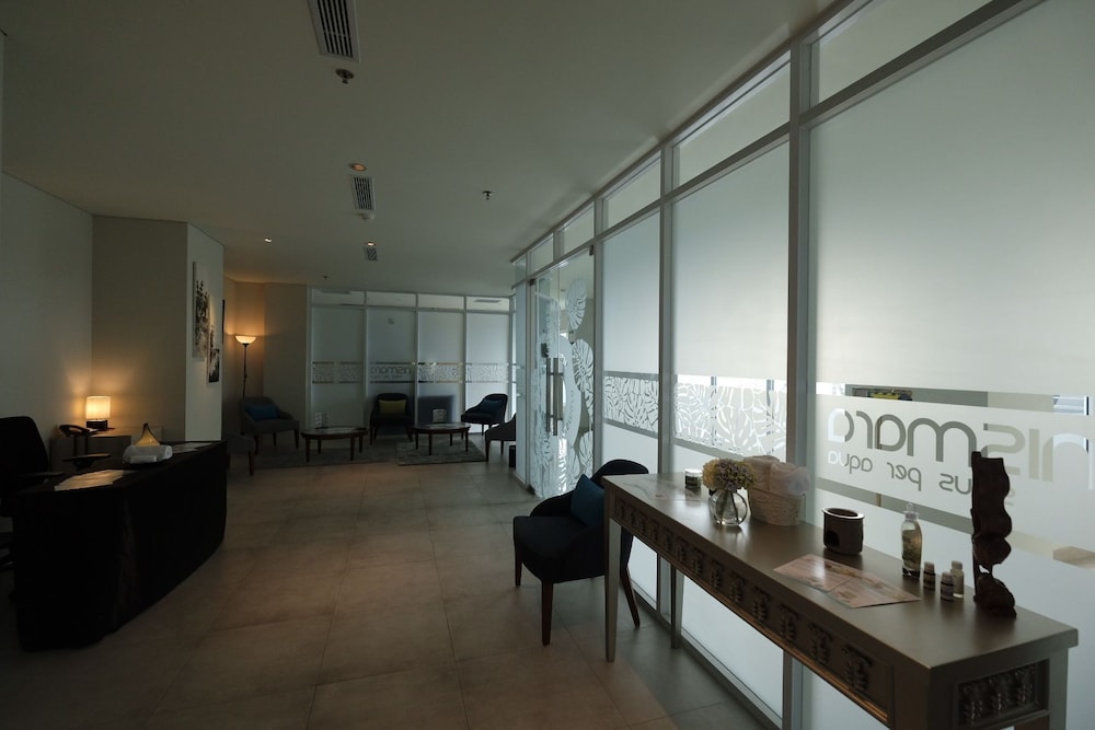Hotel Ayola Lippo Cikarang 42/60