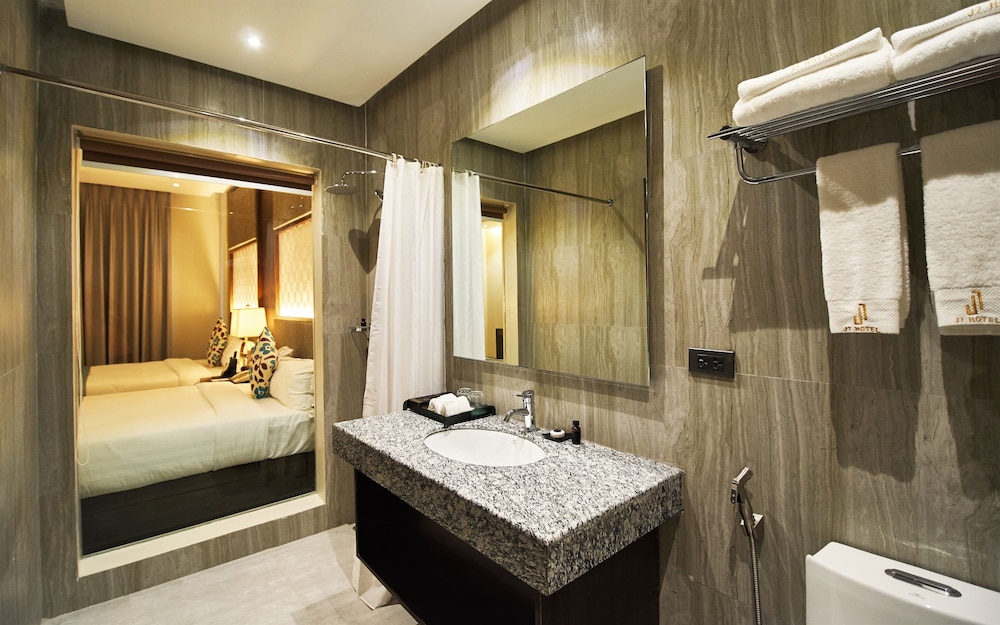 J7 Hotel Plaza 29/33