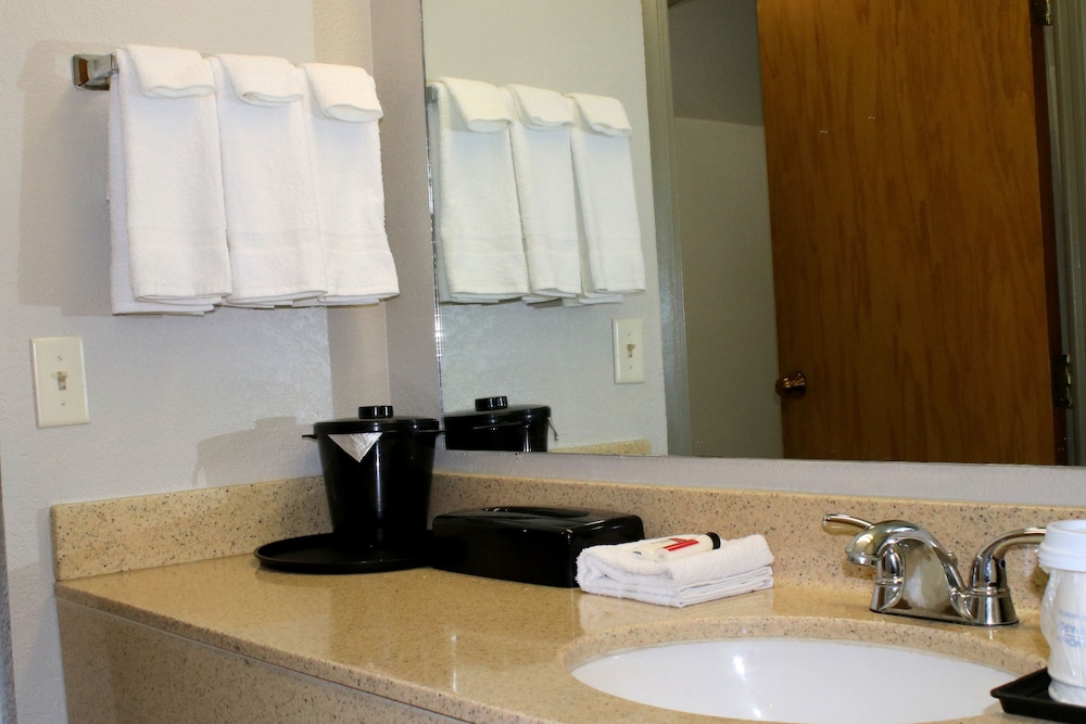 Days Inn Suites By Wyndham Bloomington Normal Il 23/45