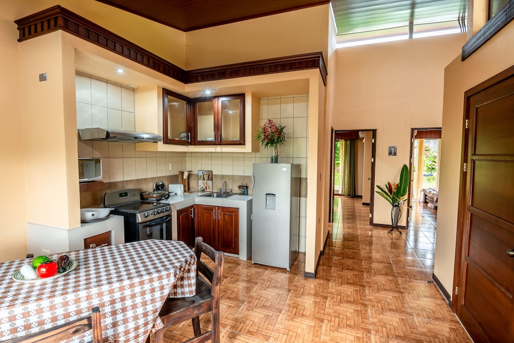 Aunty Arenal Lodge 32/50