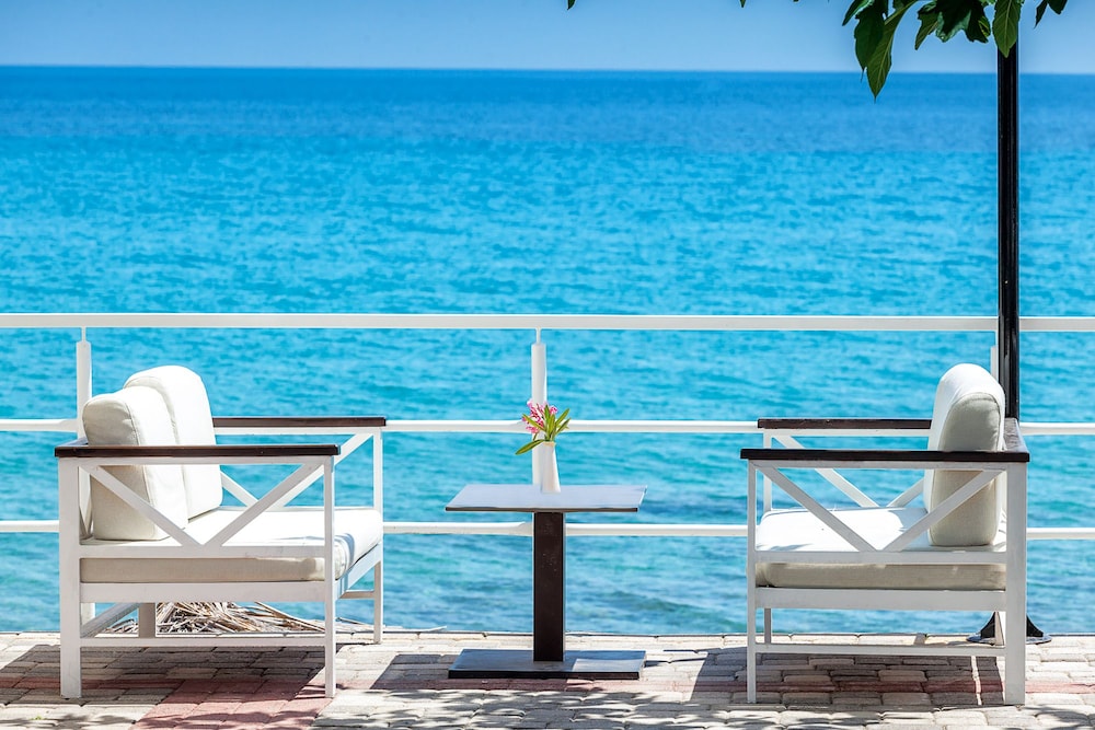 Xenios Dolphin Beach Hotel 35/68