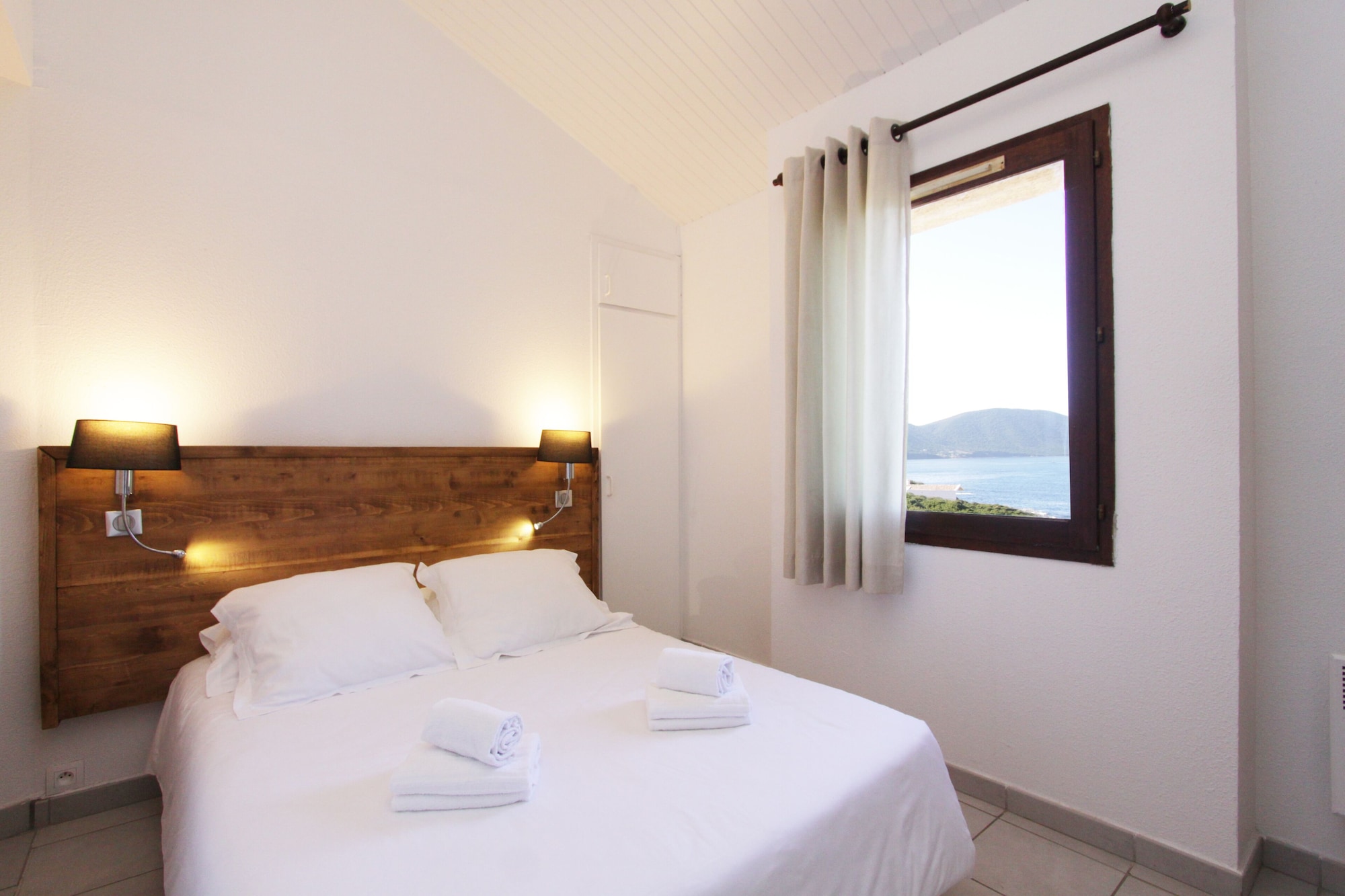 Duplex, Superior, 1 Double and 3 Single Beds
