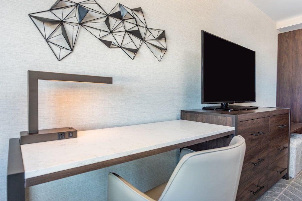 HOLIDAY INN BOSTON LOGAN AIRPORT - CHELSEA 52/64