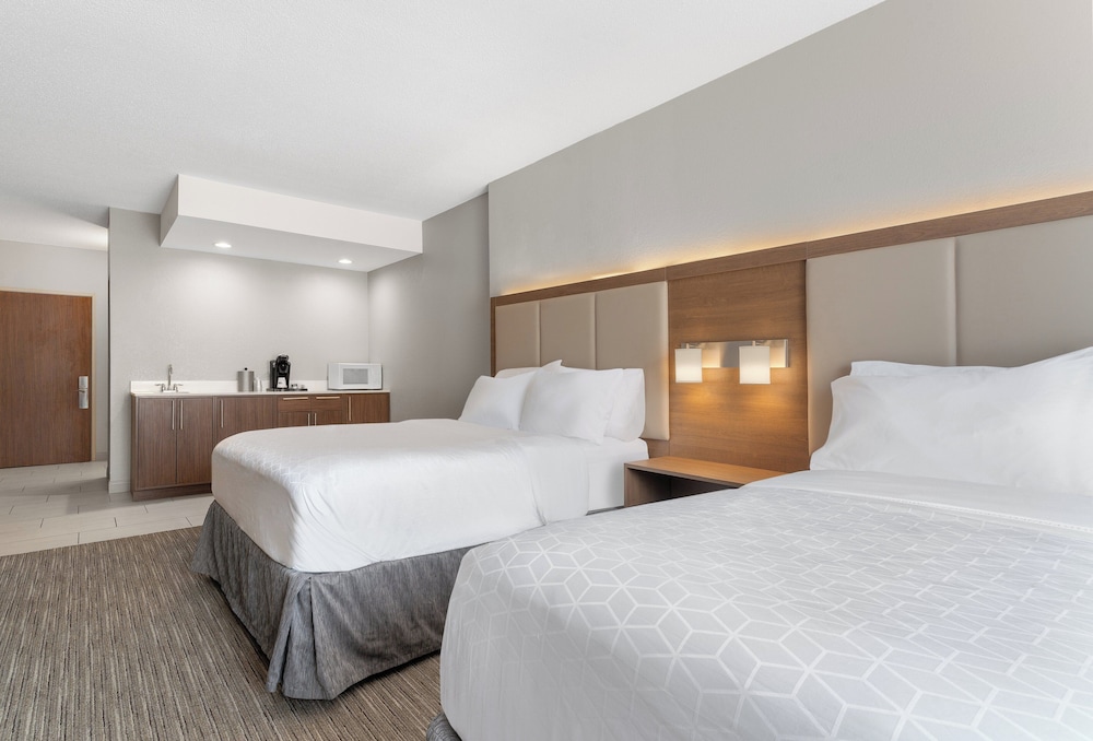 Holiday Inn Express Suites Coralville 18/67