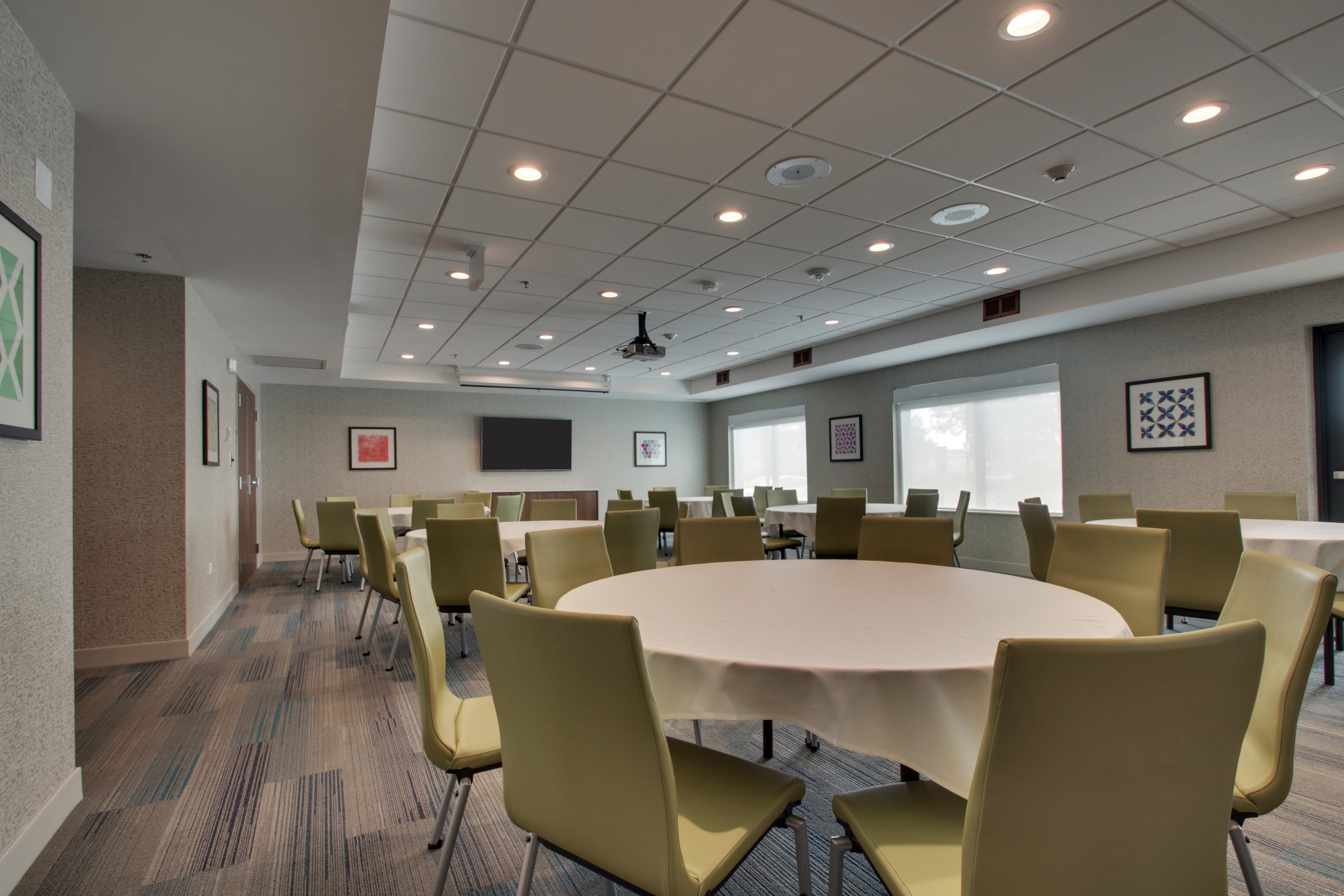 Holiday Inn Express & Suites AURORA NAPERVILLE 32/41