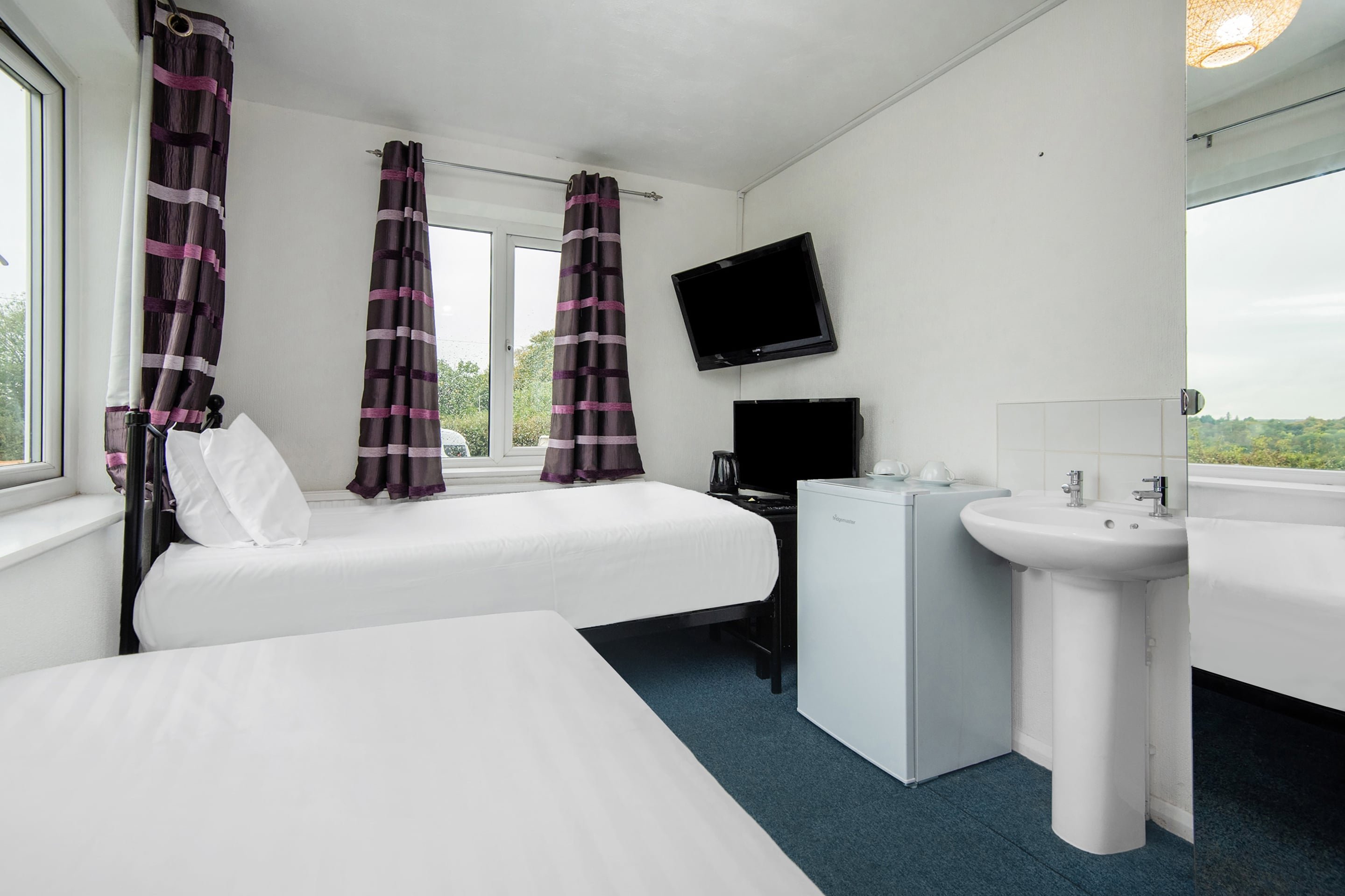 Standard Twin Room - Shared, OYO Chriss Motel 5/10