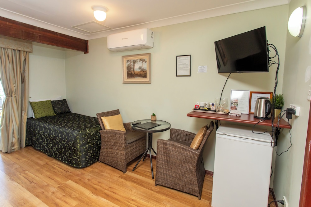 Ainslie Manor Bed and Breakfast 38/66