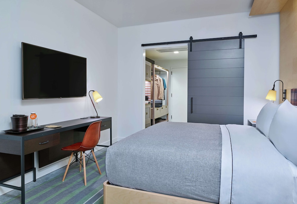 ROOM, KING BED