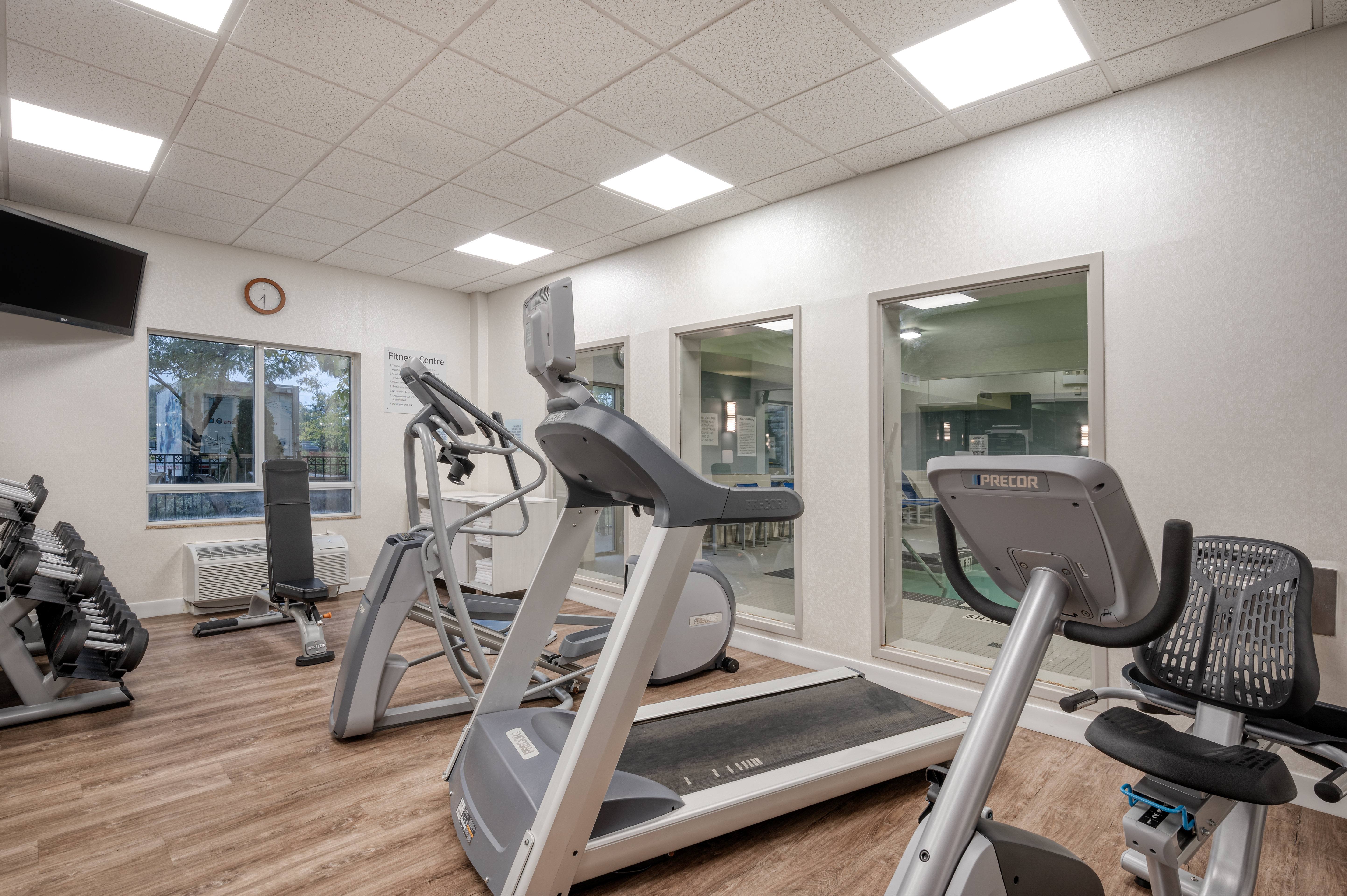 Holiday Inn Express Hotel Suites Ottawa Airport 12/18
